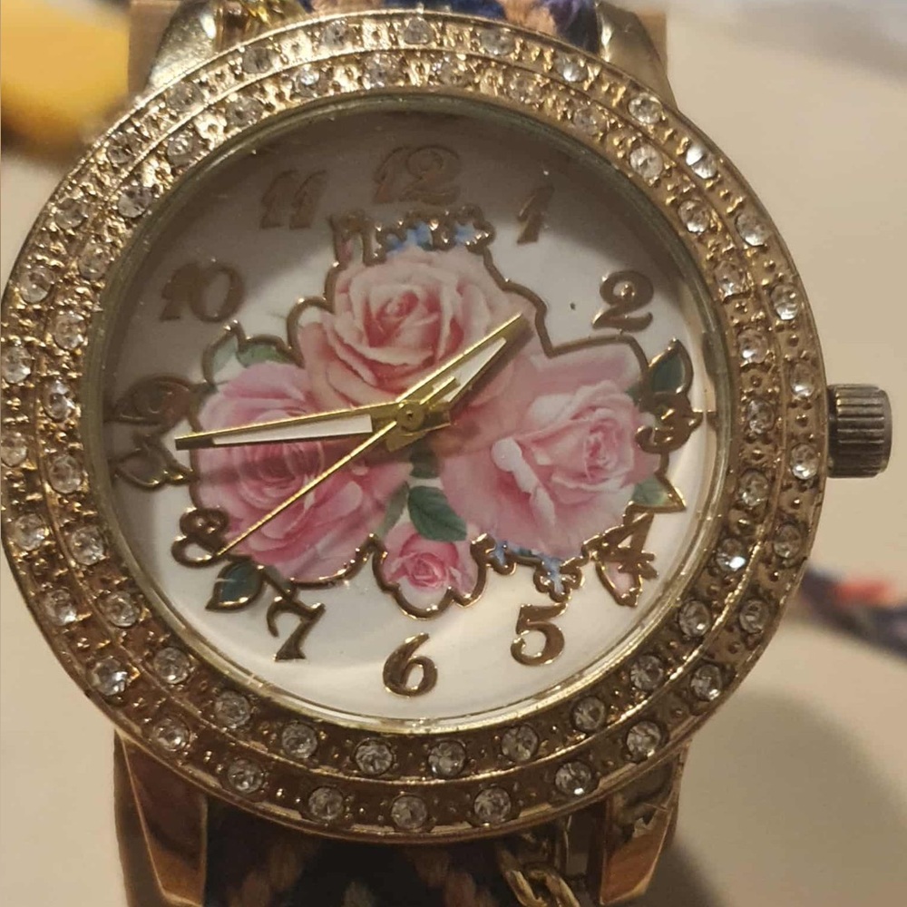 🦋10/$20🦋 Goldtone/White Nylon Flower Women's Watch